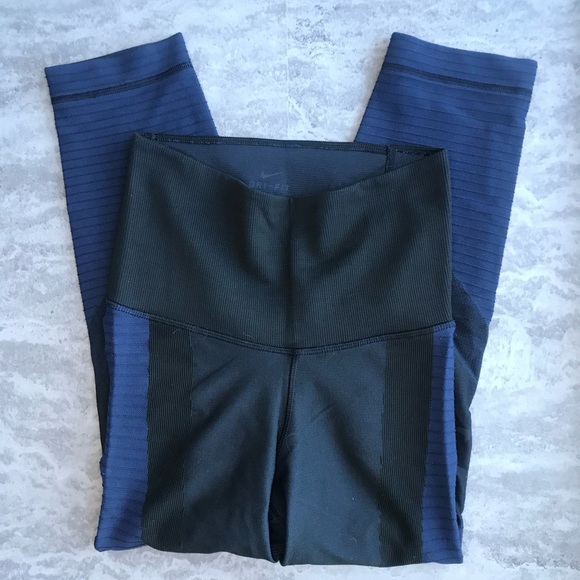 NIKE // Zoned Sculpt Training Capri - Picture 7 of 9